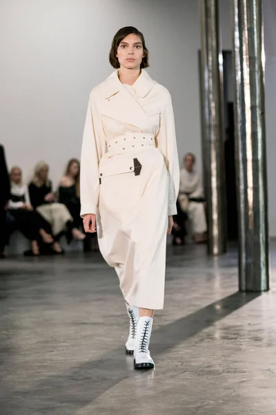 Look 16